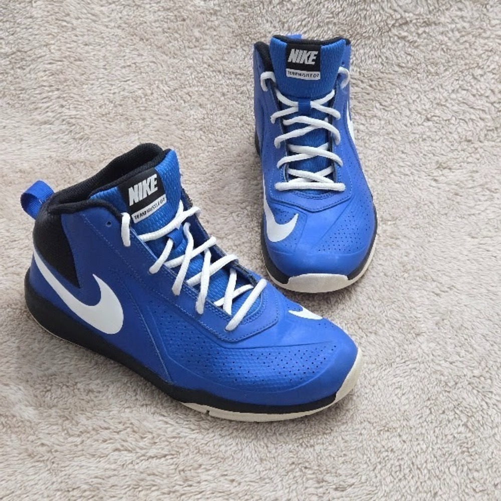 Nike Team Hustle D7 Basketball Shoes 747998-401‎ - Size 6.5Y